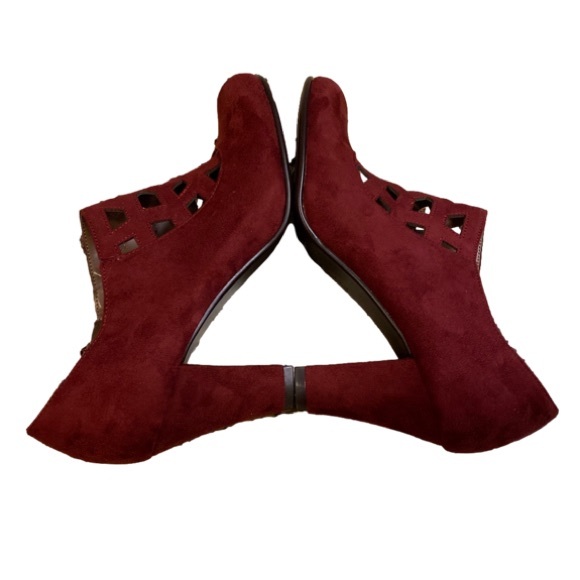 Aerosoles Heelrest Faux Suede Cut Out Bootie Heels Size 8 NWOT - Picture 6 of 9